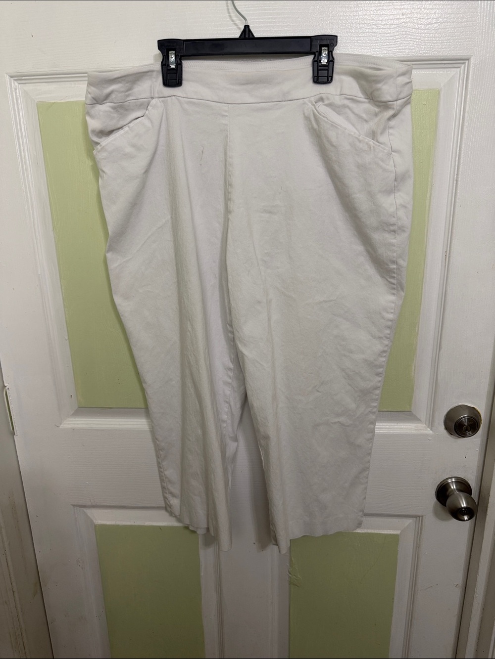Women’s White Capris - Classic Comfort - Picture 4 of 7